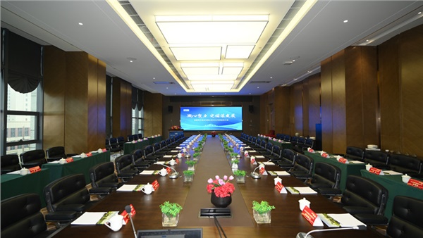  凝心聚力，突圍謀發展